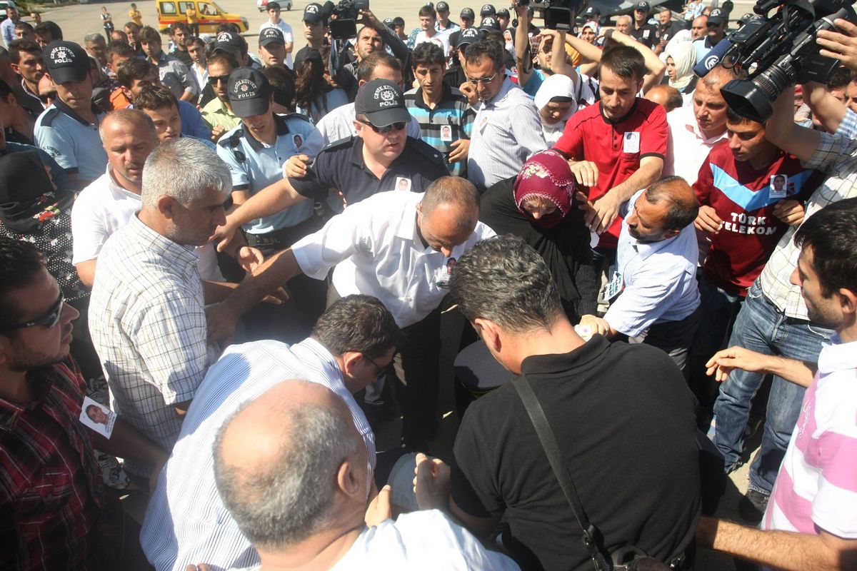Şehit Cenazesinde Kadına Linç Girişimi