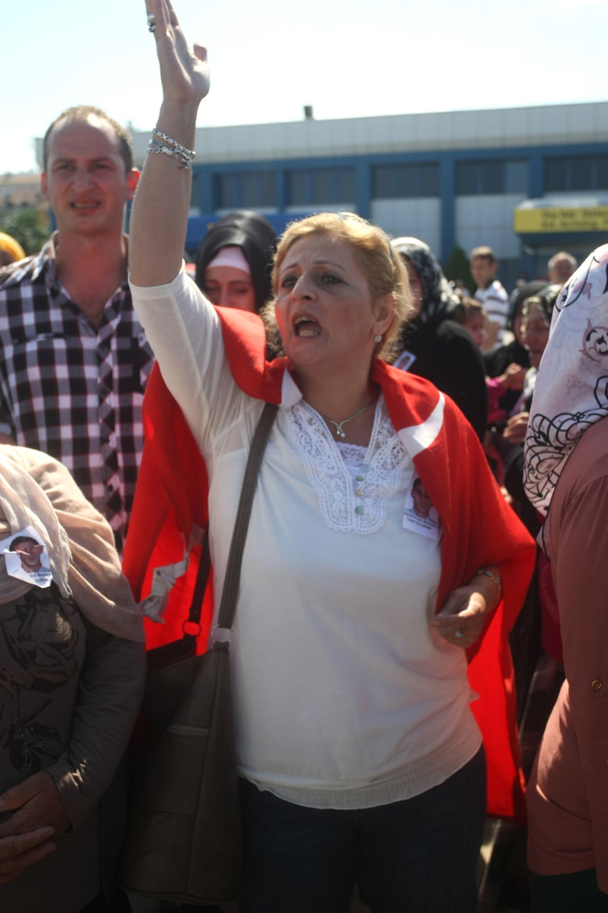 Trabzonlu Şehit Polisin Cenazesindeki Protestecunun Kimliği Belirlendi