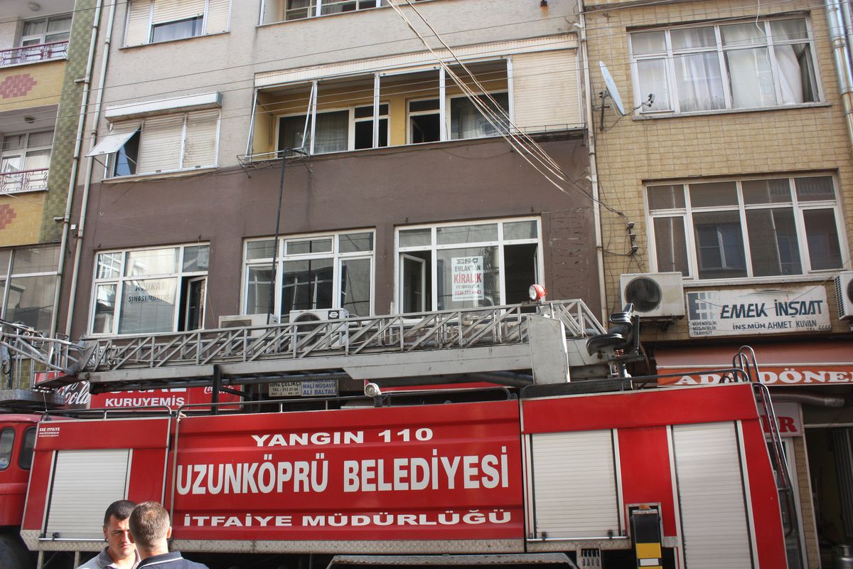 Uzunköprü\'de Yangın- Uzunköprü\'de Açık Unutulan Tüpün Alev Alması Sonucu Yangın Çıktı.