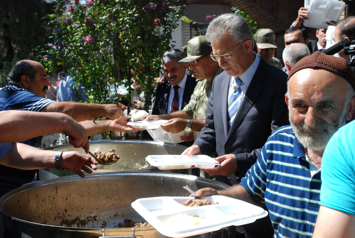Vali Taşkesen, Esnafla Birlikte Yemek Sırasına Girdi