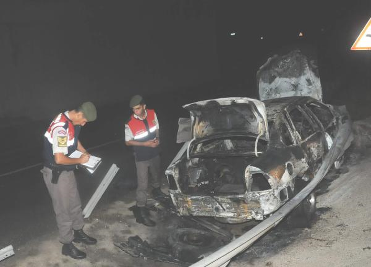 Yanan Otomobilden Çevredekiler Kurtardı
