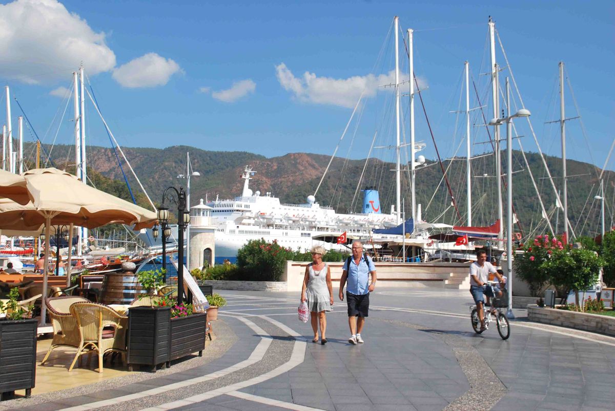 Yolcu Gemisi \'Thomson\' Marmaris\'i Üs Edindi