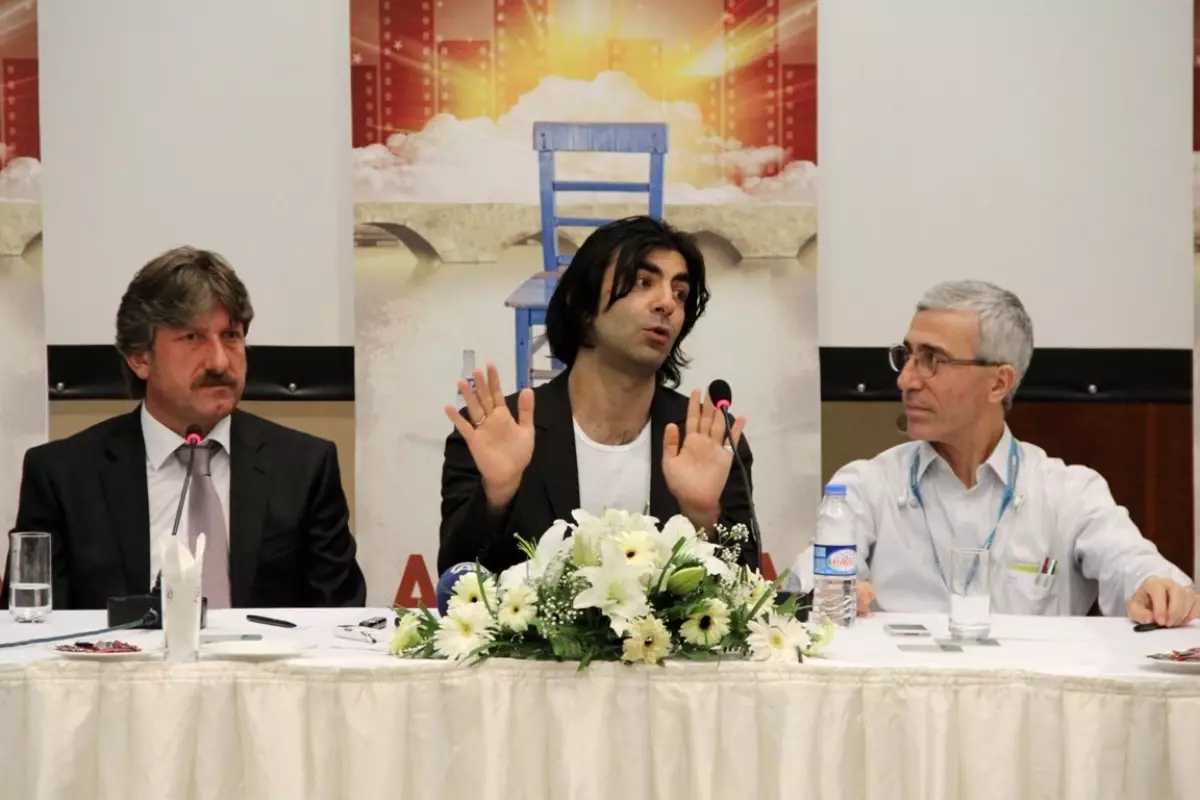 Yönetmen Akın, 'Cennetteki Çöplük'ü Değerlendirdi