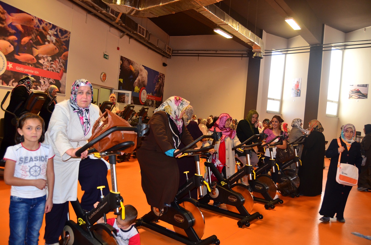 300 Bayan Aynı Anda Fitness Salonunda Çalıştı