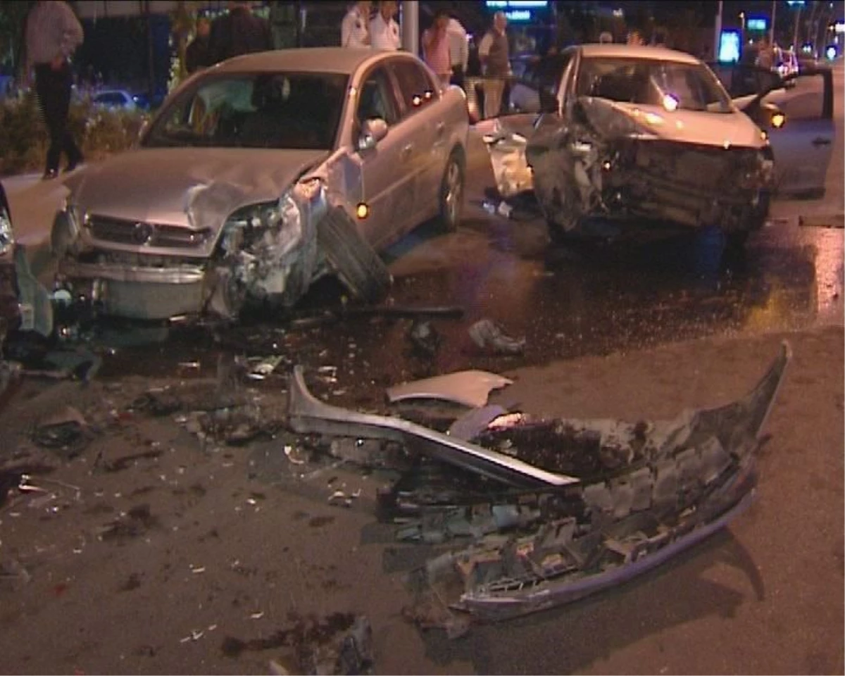 Ankara\'da Trafik Kazası: 1 Polis Hayatını Kaybetti, 1 Yaralı