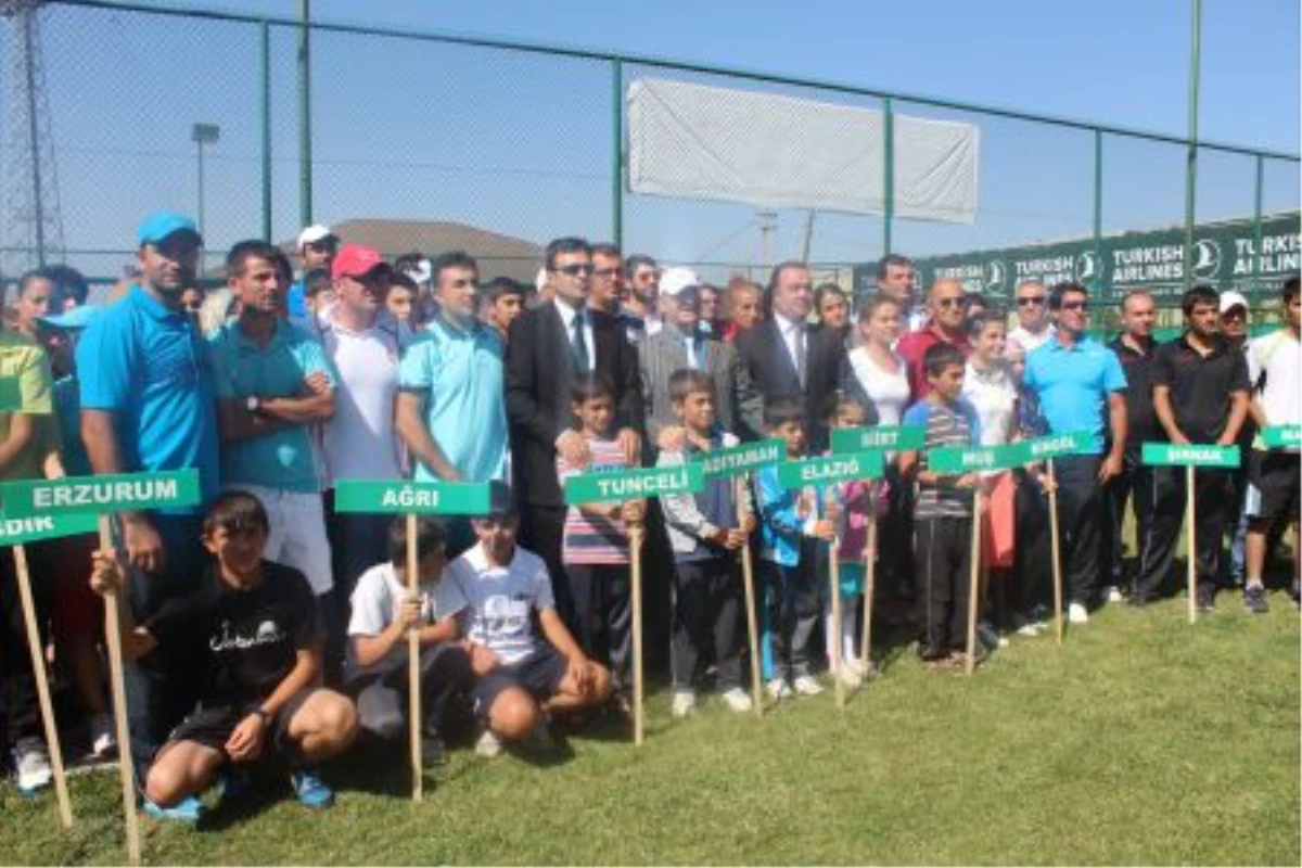 Ateş, Tenis Müsabakalarını Ziyaret Etti