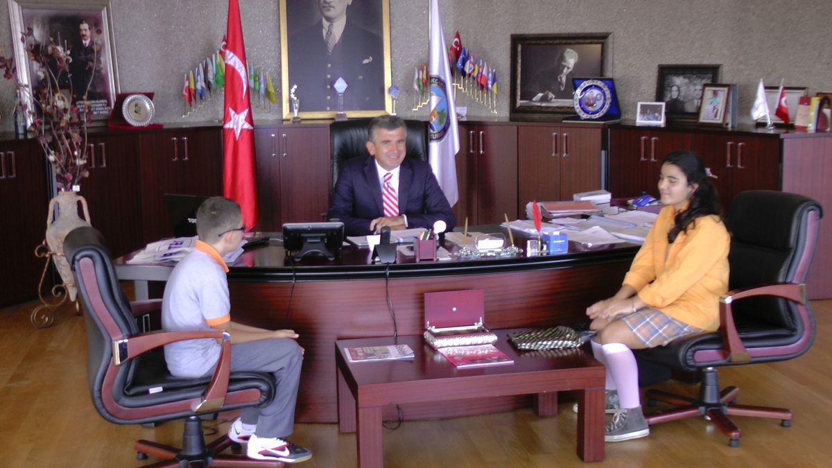 Başkan Albayrak\'a Öğrencilerden Plaket