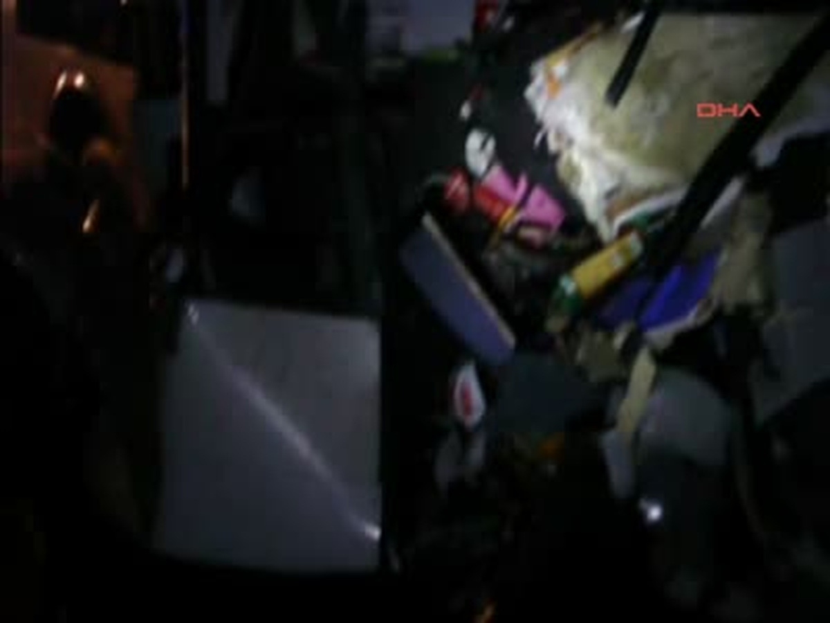 Otobüs Kamyona Çarptı: 14 Yaralı