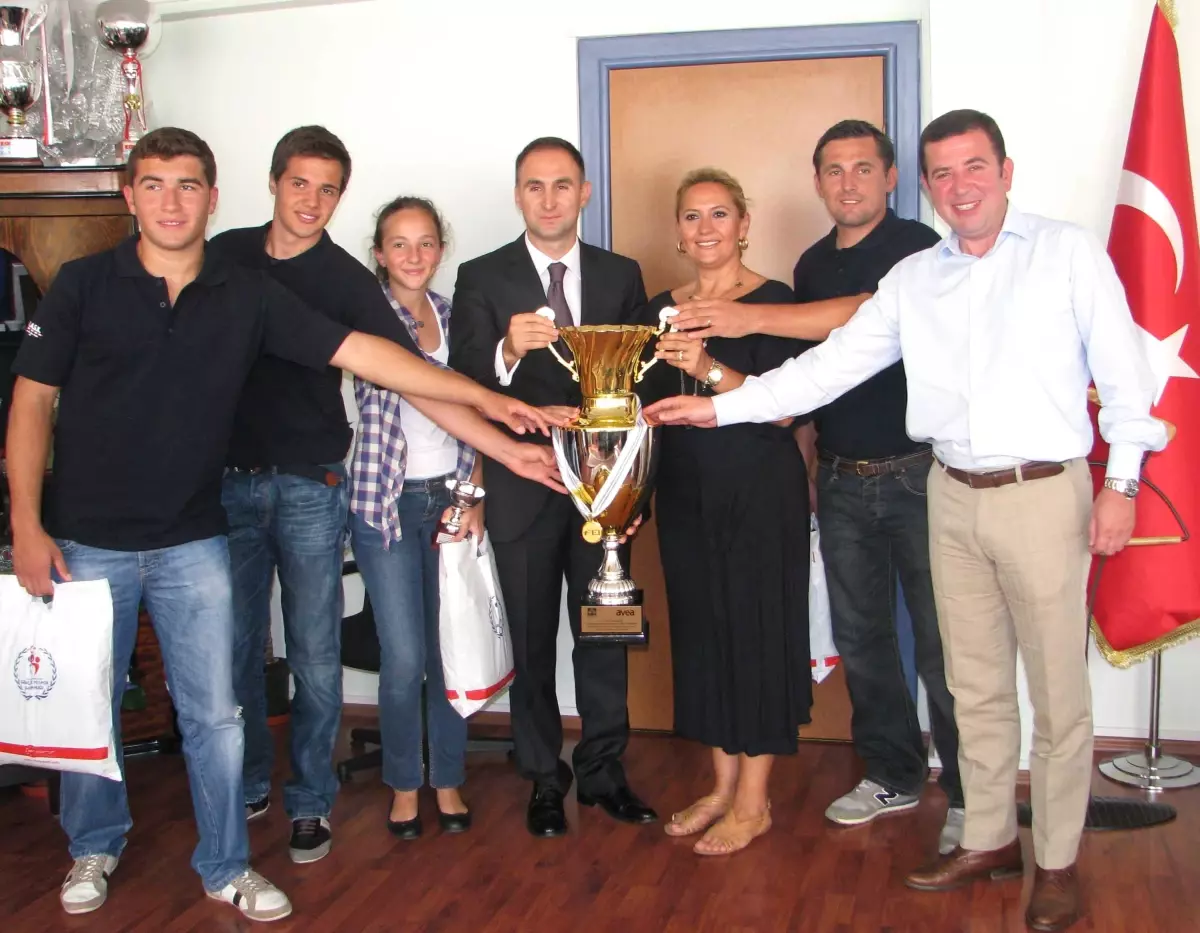 Bursa\'ya Cumhurbaşkanlığı Kupasını Kazandıran Sporculara Ödül