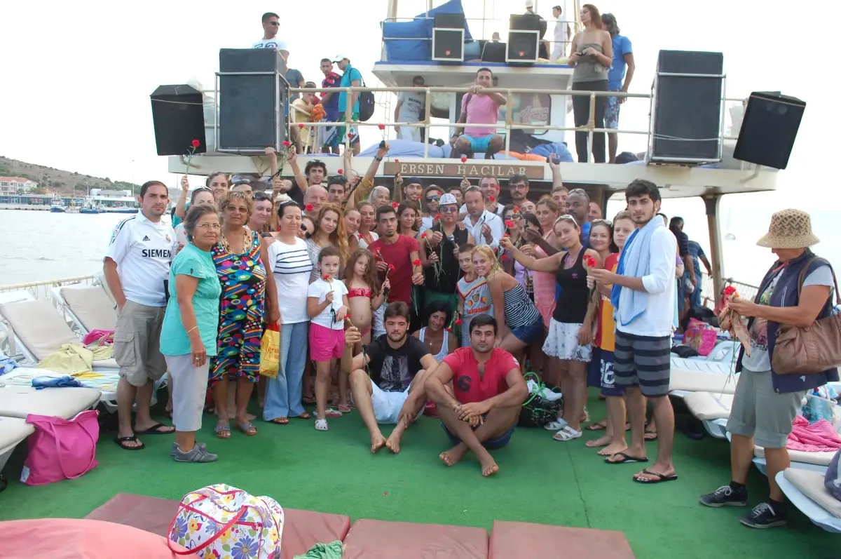 Denize Karanfil Bıraktılar