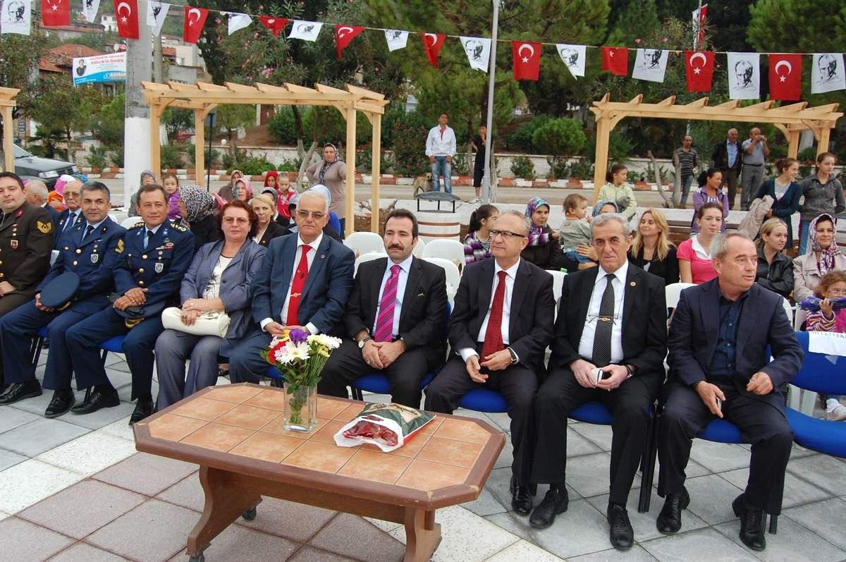 Edincik\'te Kurtuluş Törenlerine Yağmur Engeli