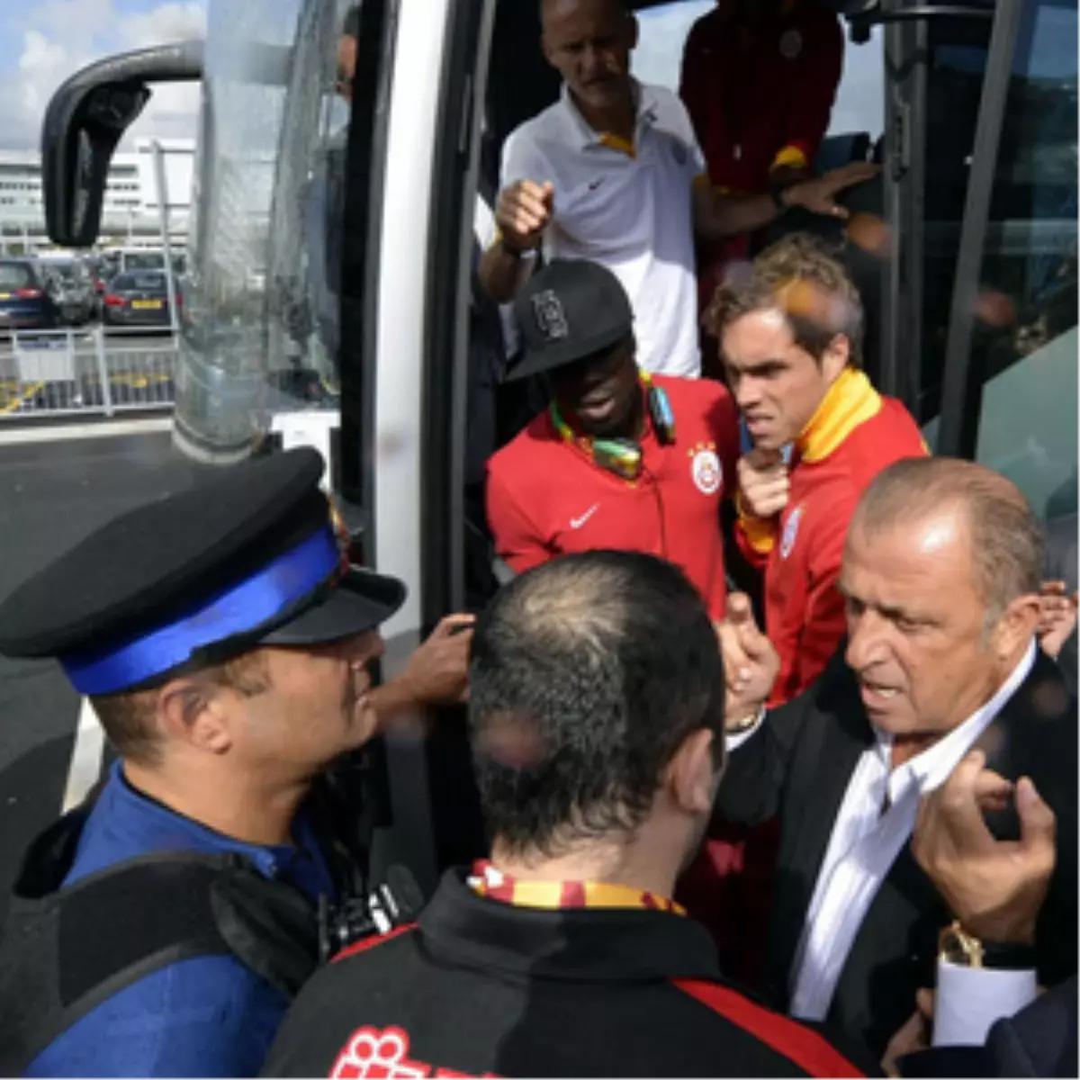 Galatasaray İngiltere\'ye İner İnmez Olay