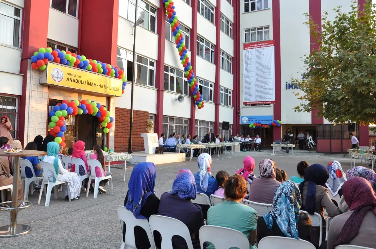 İmam Hatip Lisesi\'nde Eğitim Sezonunun Açılışı Okunan İlahilerle Yapıldı