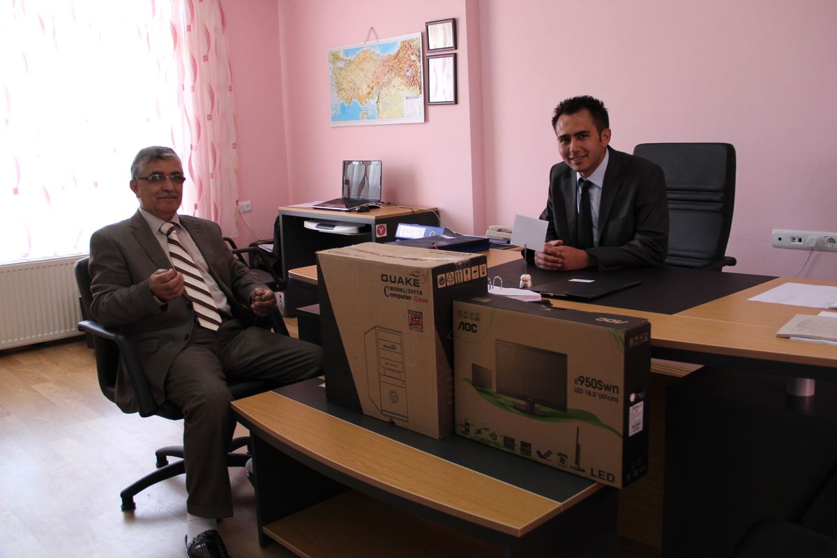 İşadamından Öğrencilere Bilgisayar Hediyesi
