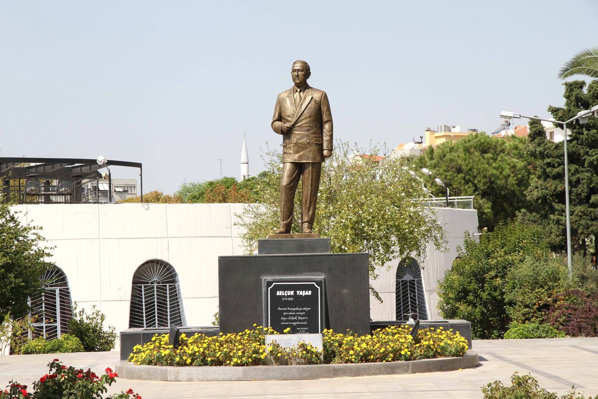 Karşıyaka Belediyesi\'nden Selçuk Yaşar\'a Vefa
