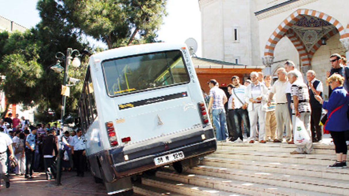 Minibüsün Yayalara Çarptığı Kaza Kamerada