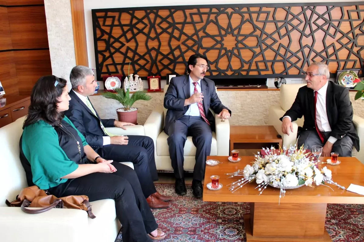 Öğrenciler Belediyeyi Ziyaret Etti