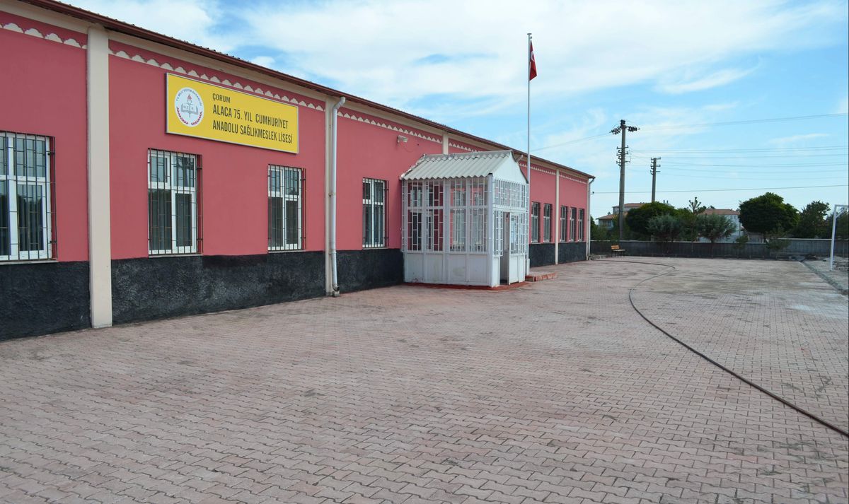 Sağlık Meslek Lisesi Bahçesi Parke Taş ile Kaplandı
