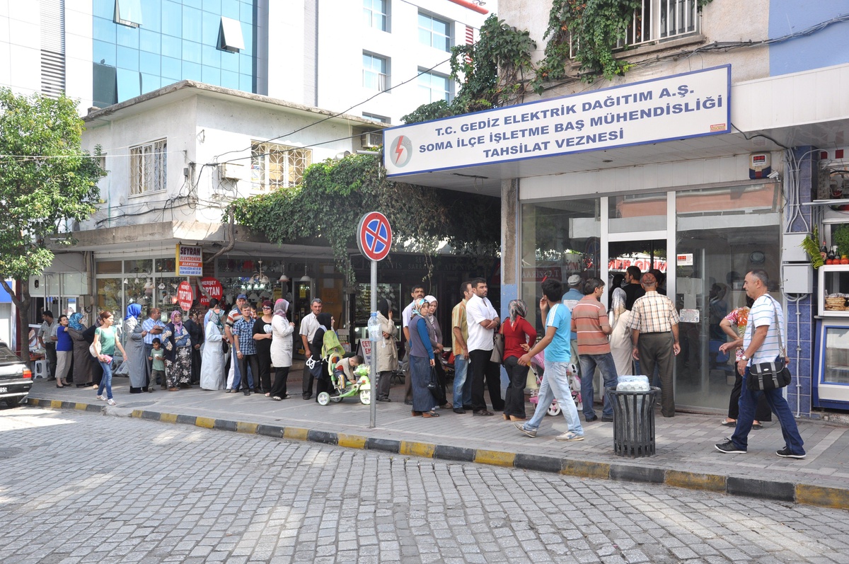 Soma\'da Vatandaşların Elektrik Faturası Çilesi