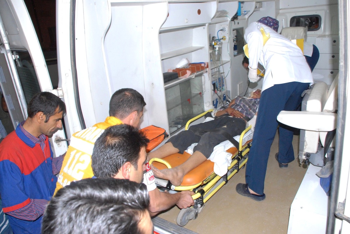 Minibüs Traktöre Çarptı: 18 Yaralı