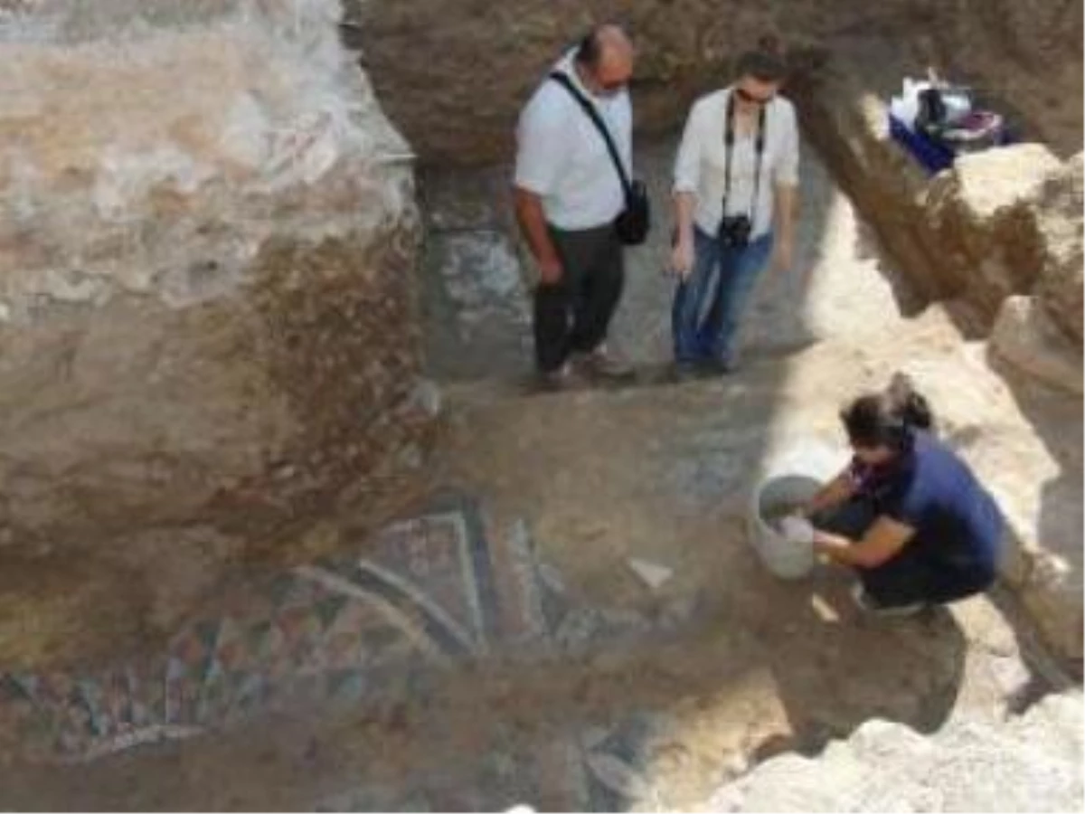 Temel Kazısında Tarihi Mozaikler Bulundu