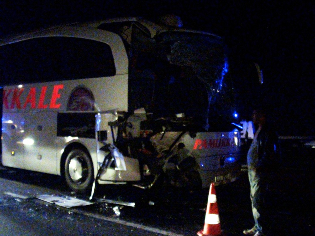 Yolcu Otobüsüyle Kamyon Çarpıştı: 14 Yaralı