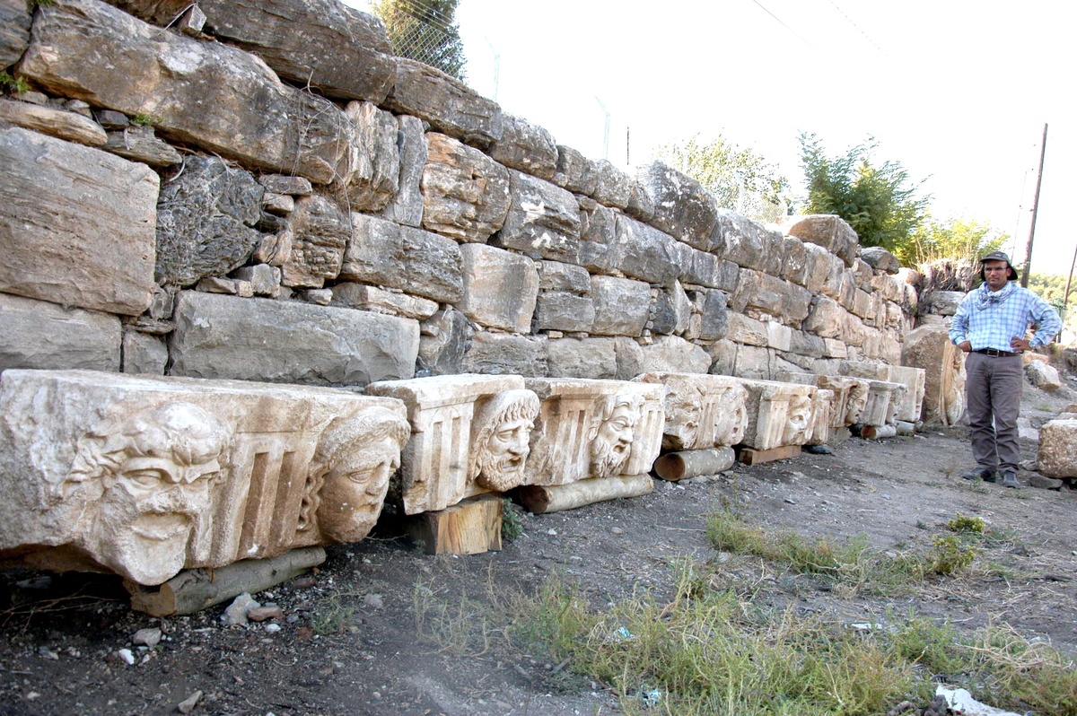 Antik Dönemin En Büyük Maskları Bulundu