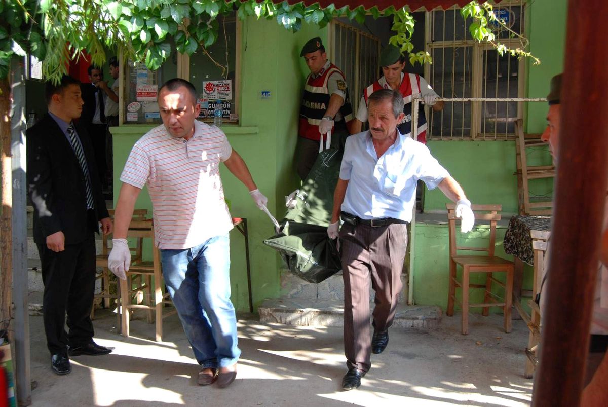 Arkadaşını Köy Kahvesinde Kurşunladı