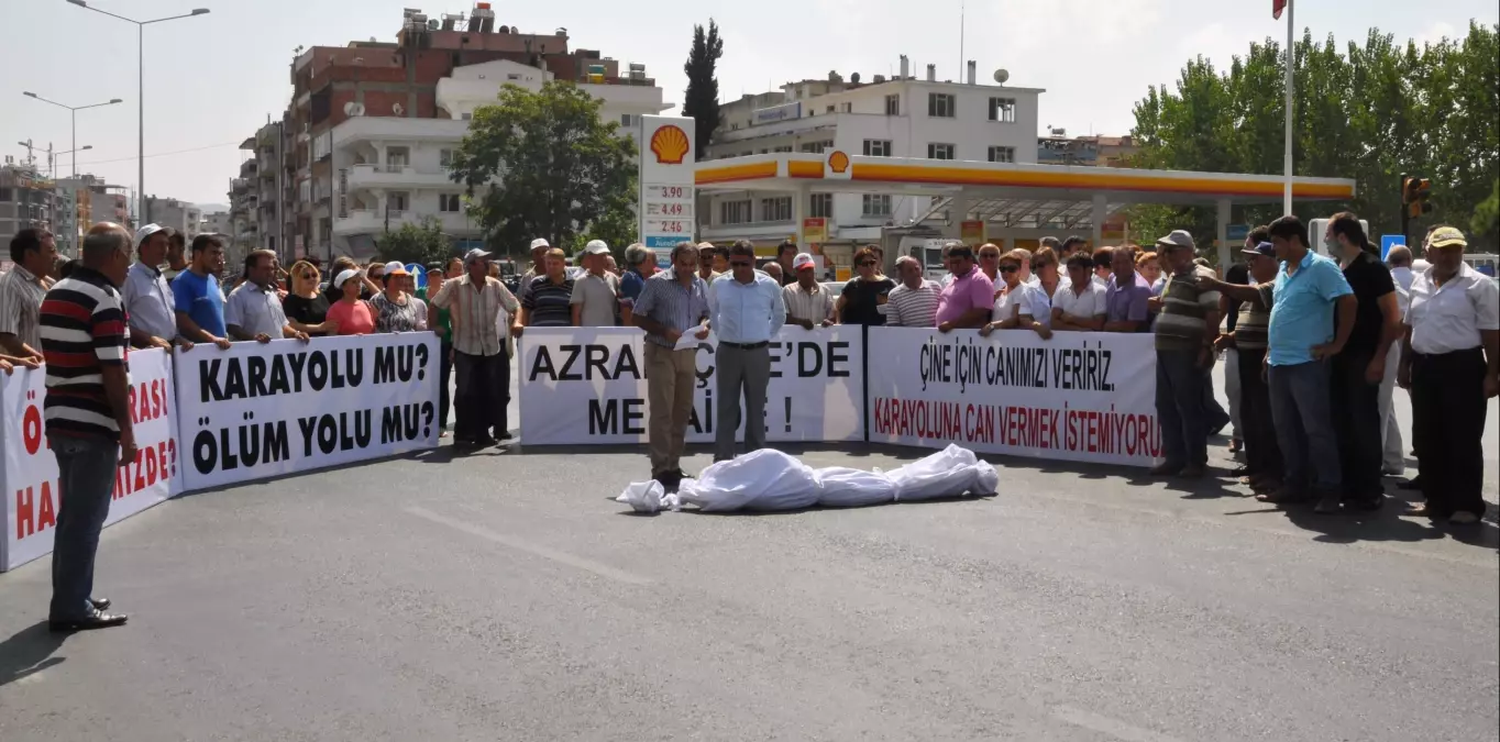 Çine\'de Yol Yüzünden Kefenle Yol Kesildi