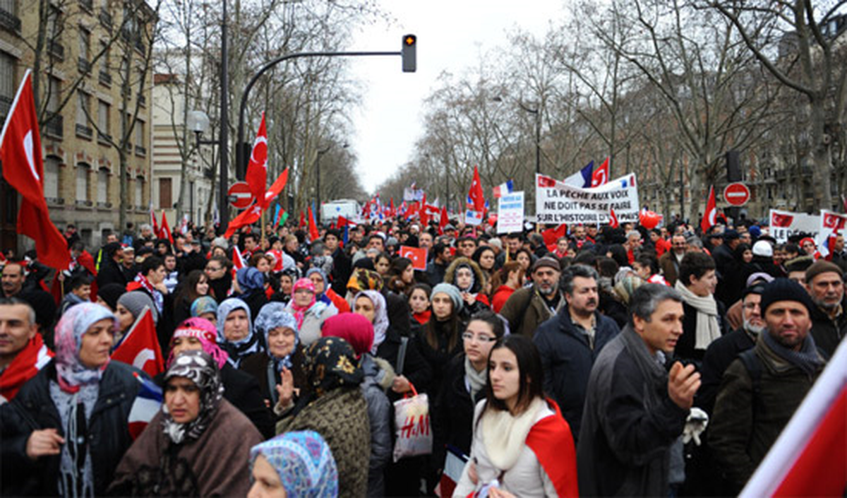 Ermeniler ve Azeriler Paris\'te Karşılıklı Gösteri Düzenledi