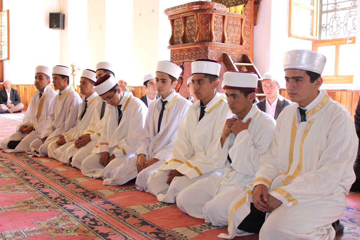 Hz. Pir\'de Bayan Hafızlar Taç Giydi