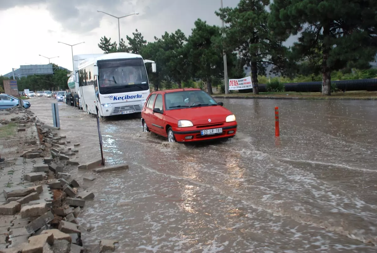 Isparta\'da Yağış Hayatı Felç Etti