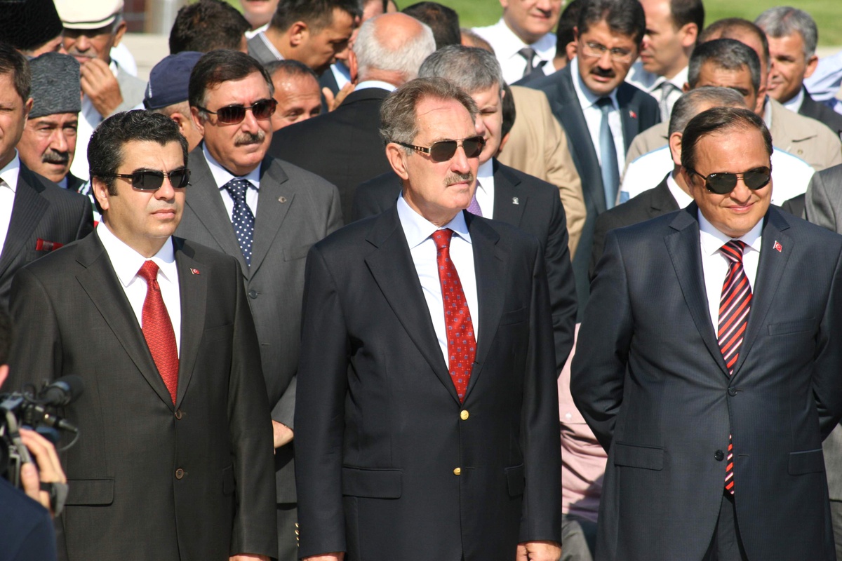 Kültür ve Turizm Bakanı Günay, Atatürk Anıtı\'na Çelenk Sundu