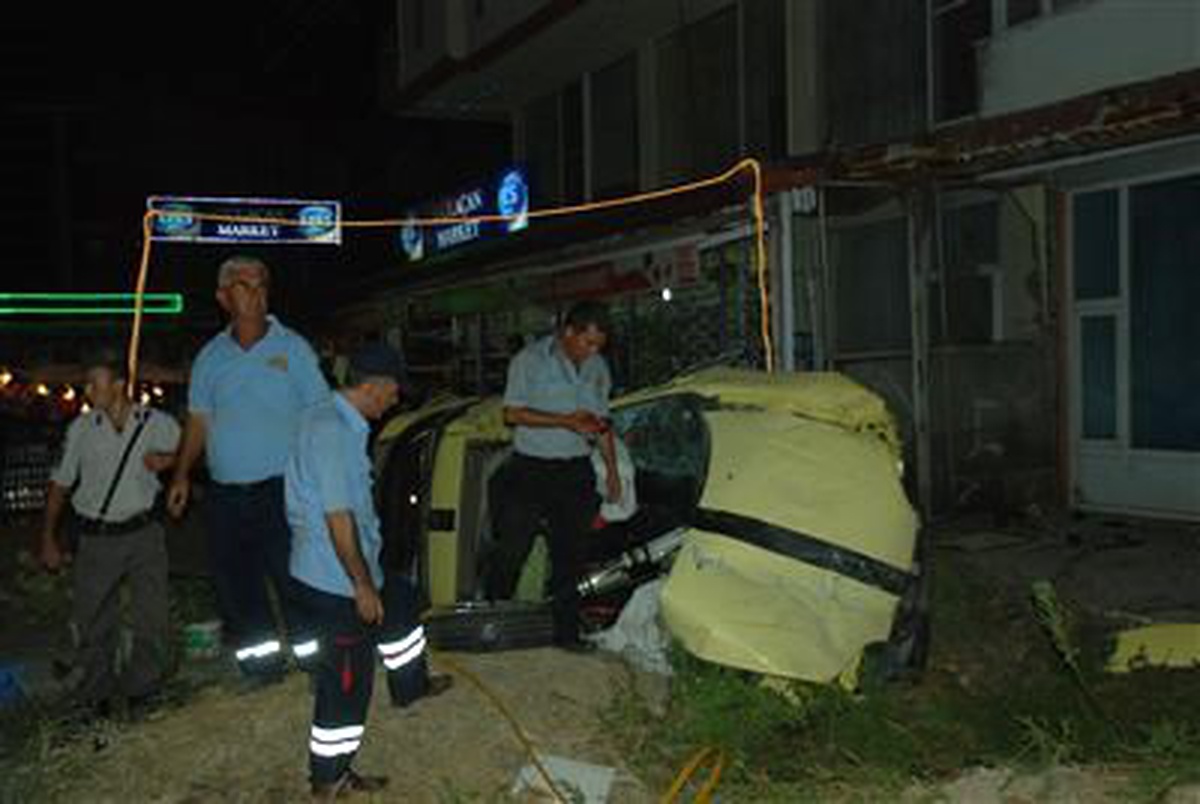 Manavgat\'ta Trafik Kazası: 1 Ölü 1, Yaralı