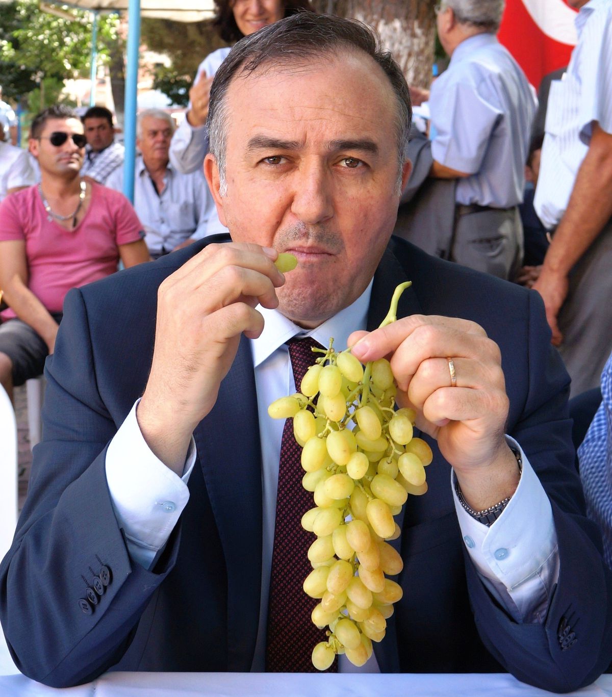 MHP\'li Akçay, Üzüm Üreticilerinin Sözcüsü Oldu