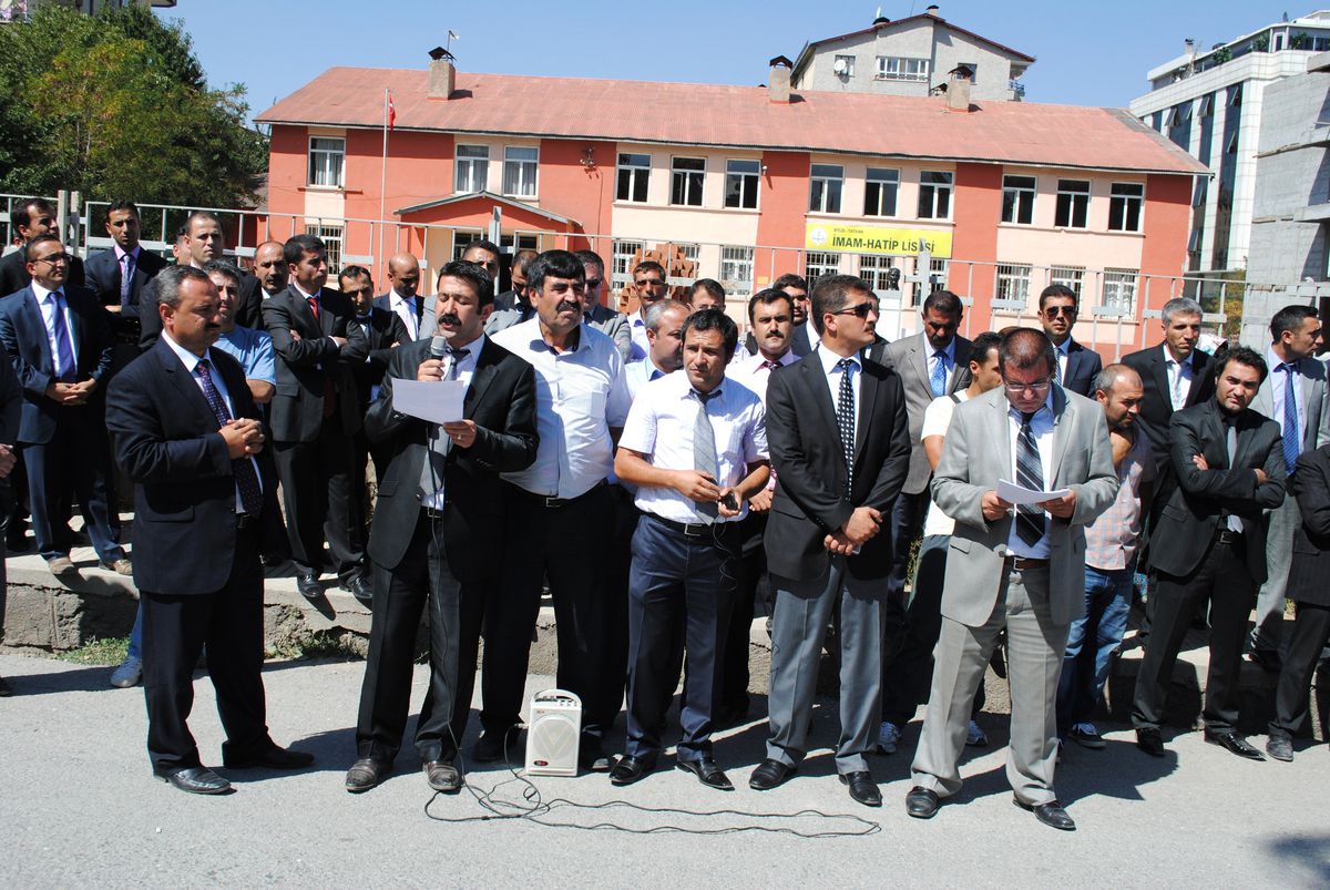 "Okul Basma ve Müdürü Tehdit" İddiasına Kınama