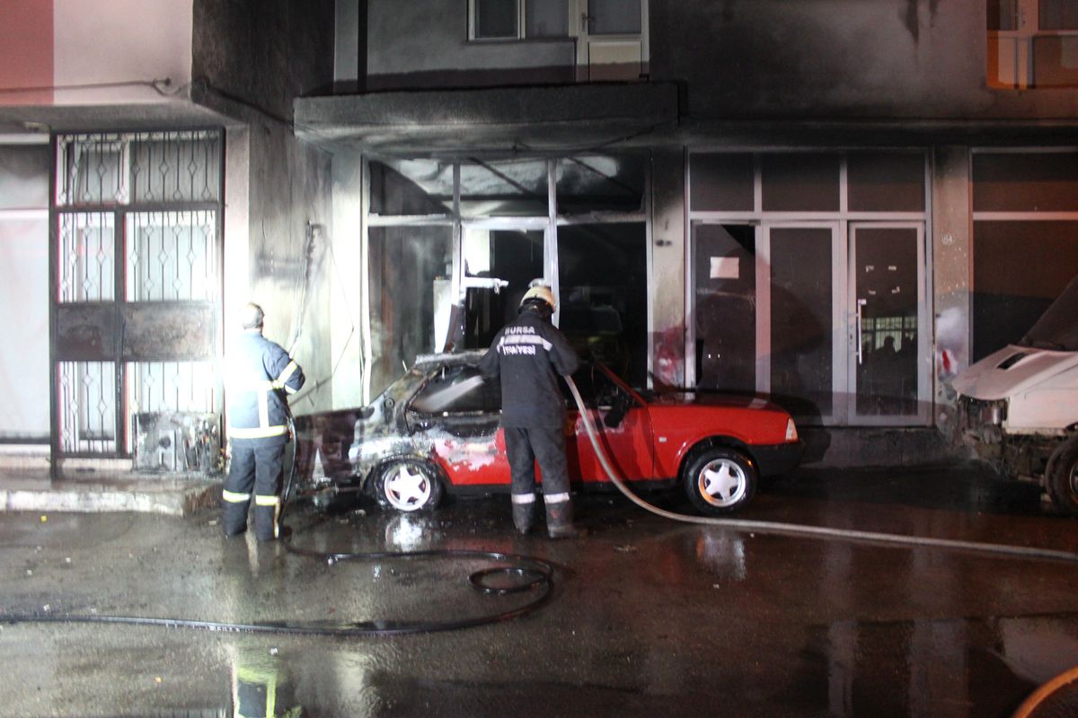 Patlayan Klima İki Aracı Kül Etti