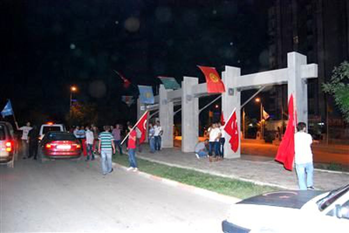 Şehitler İçin Yürüdüler