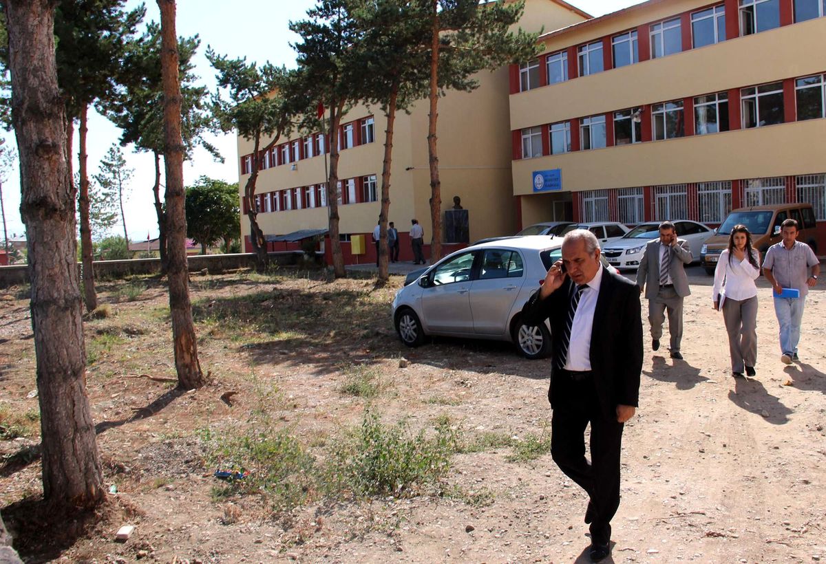 Suşehri\'nde Okullardaki Çevre Düzenleme Çalışmaları Devam Ediyor