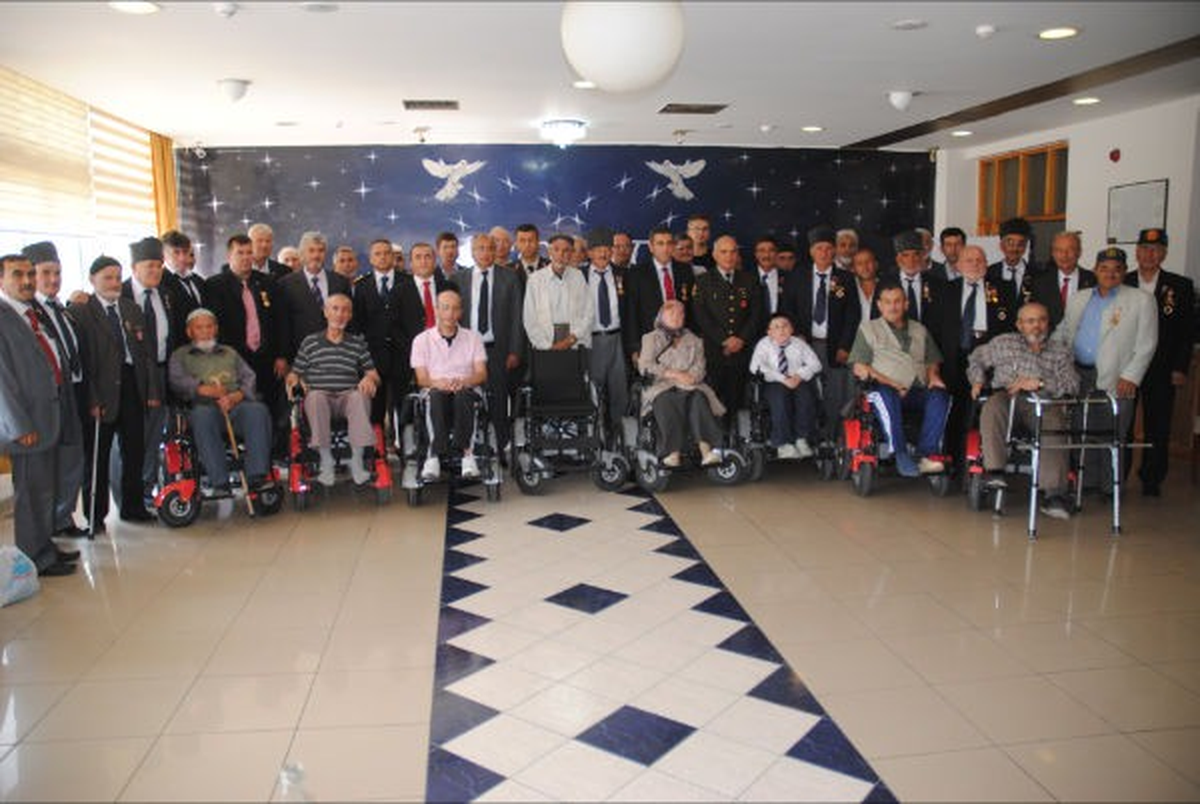 Tavşanlı\'da 8 Engelliye Tekerlekli Sandelye
