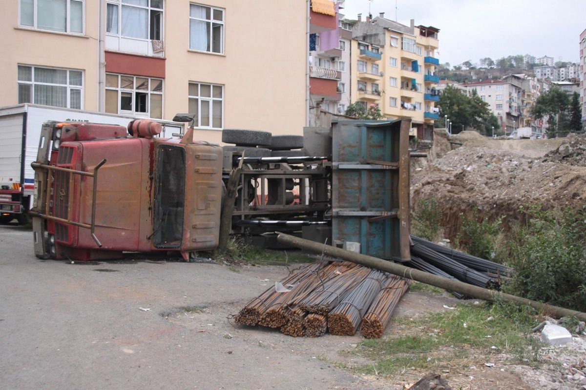 Trabzon\'da Demir Yüklü Kamyon Devrildi