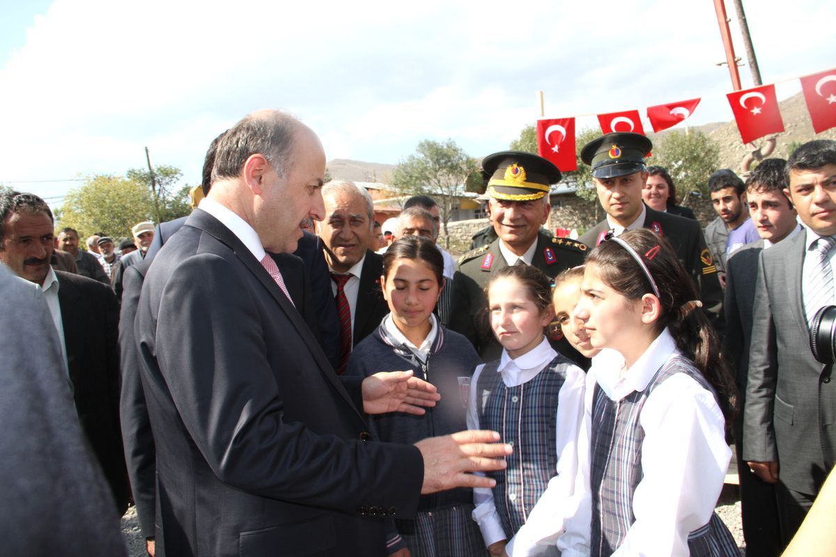 Vali Azizoğlu, 10 Derslikli Okulun Temelini Attı