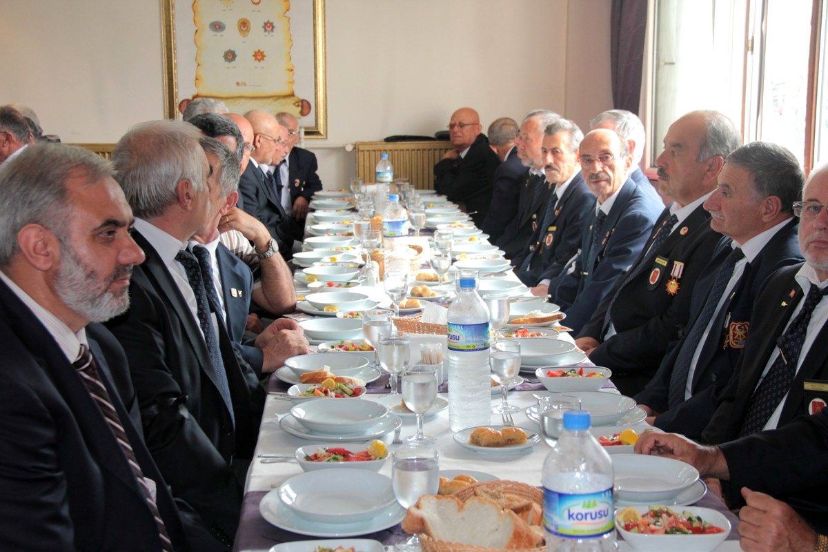 Vali Harput\'tan Şehit Yakını ve Gazilere Yemek