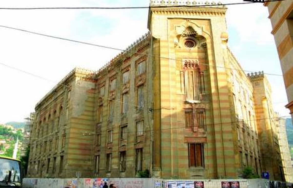 Yakılan Kütüphane Eski Görünümüne Kavuştu