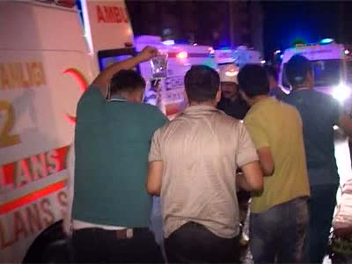Otomobil Aydınlatma Direğine Çarptı