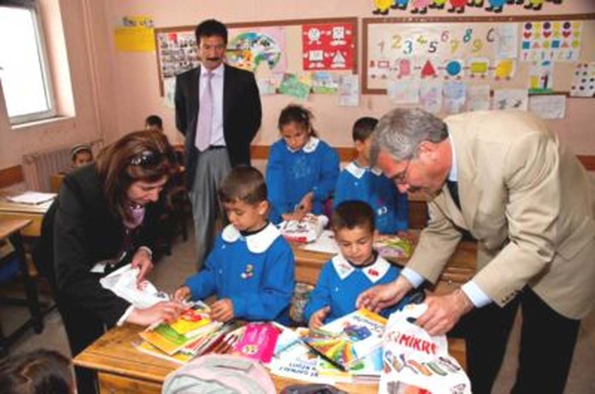 AK Parti İlçe Kadın Kolları\'ndan 80 Öğrenciye Yardım