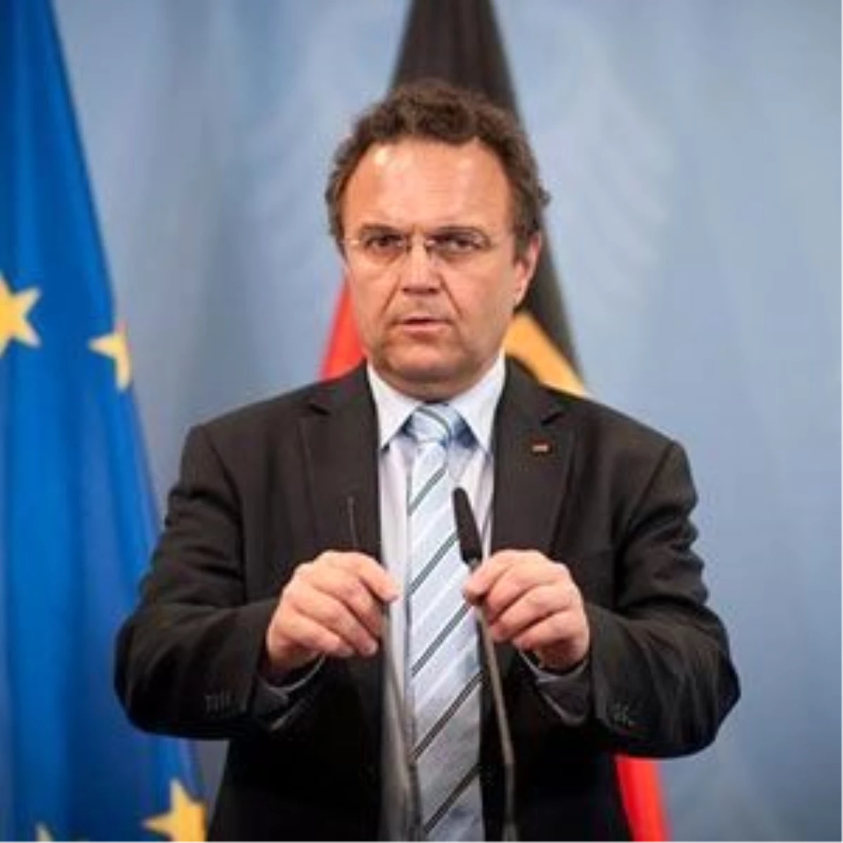 Almanya İçişleri Bakanı Friedrich, "Neonazi Bilgi Bankasının" Açılışını Yaptı