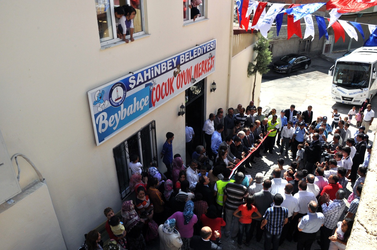 Beybahçe Sosyal Tesisi ve Çocuk Oyun Merkezi Törenle Açıldı