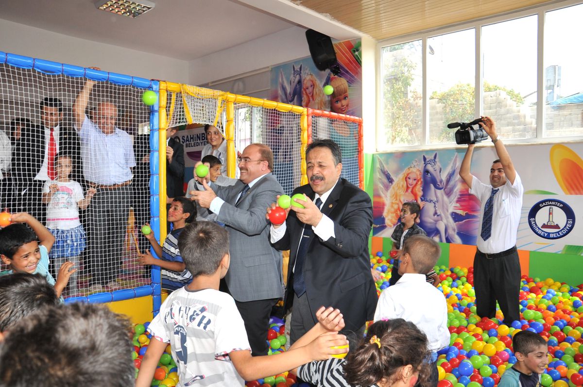 Çocukların Sevgi Seli Başkana Zor Anlar Yaşattı