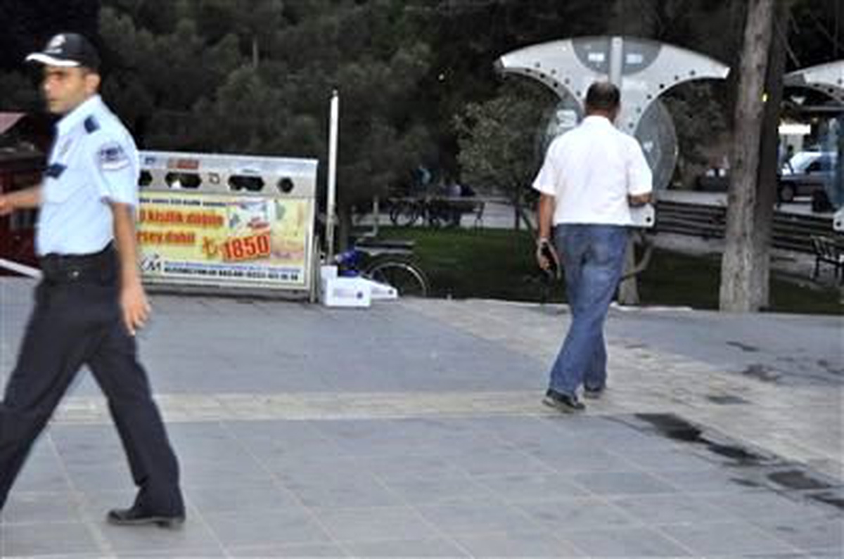 Cumhuriyet Meydanında Şüpheli Paket Merakı